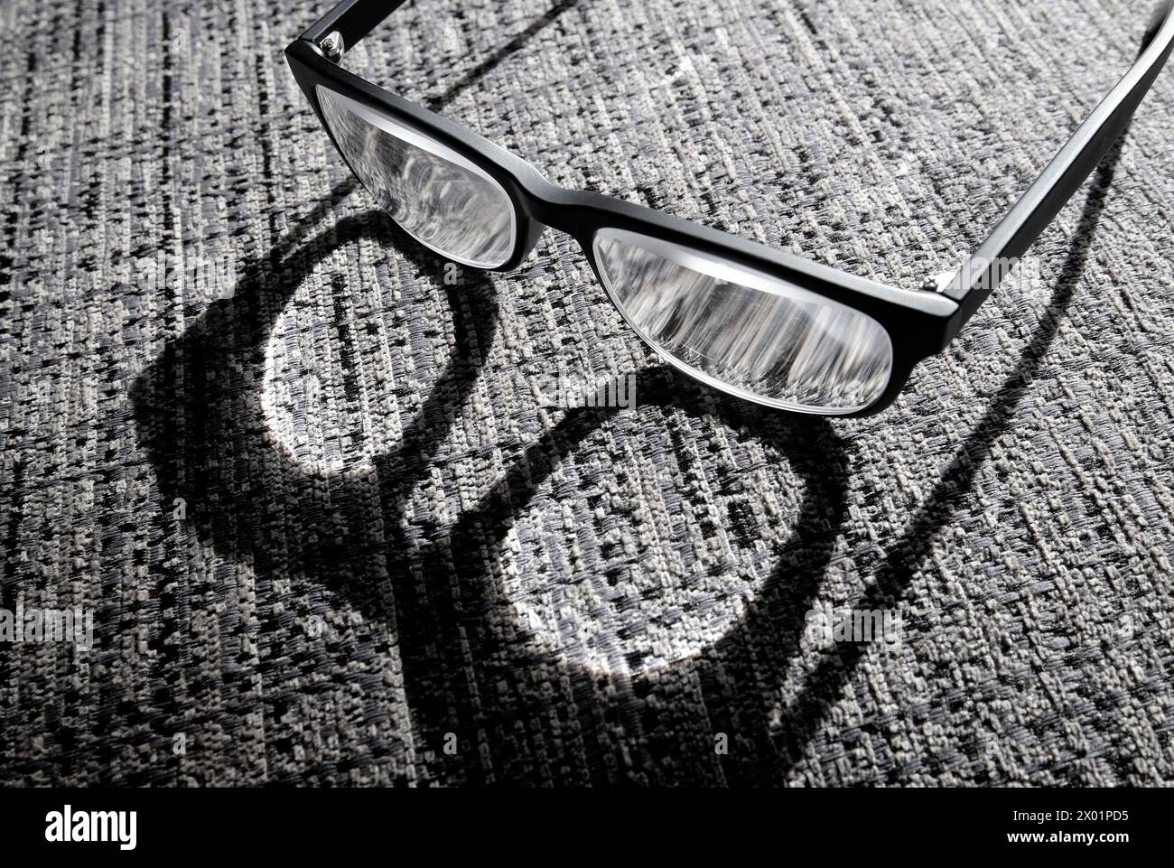 Lesebrille auf grauem Sofa Stockfoto