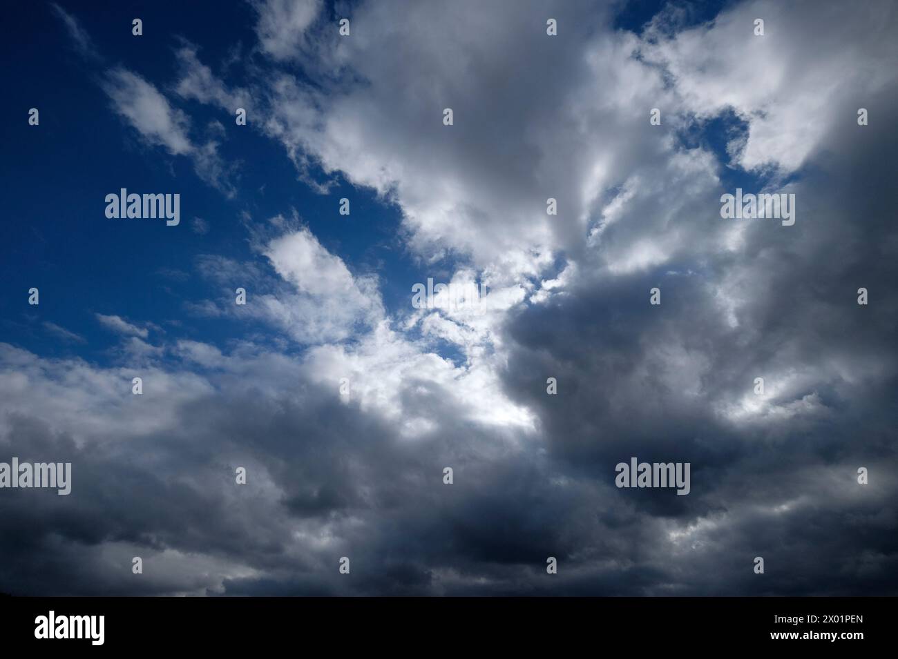 Dramatischer, bewölkter blauer Himmel Hintergrund Stockfoto