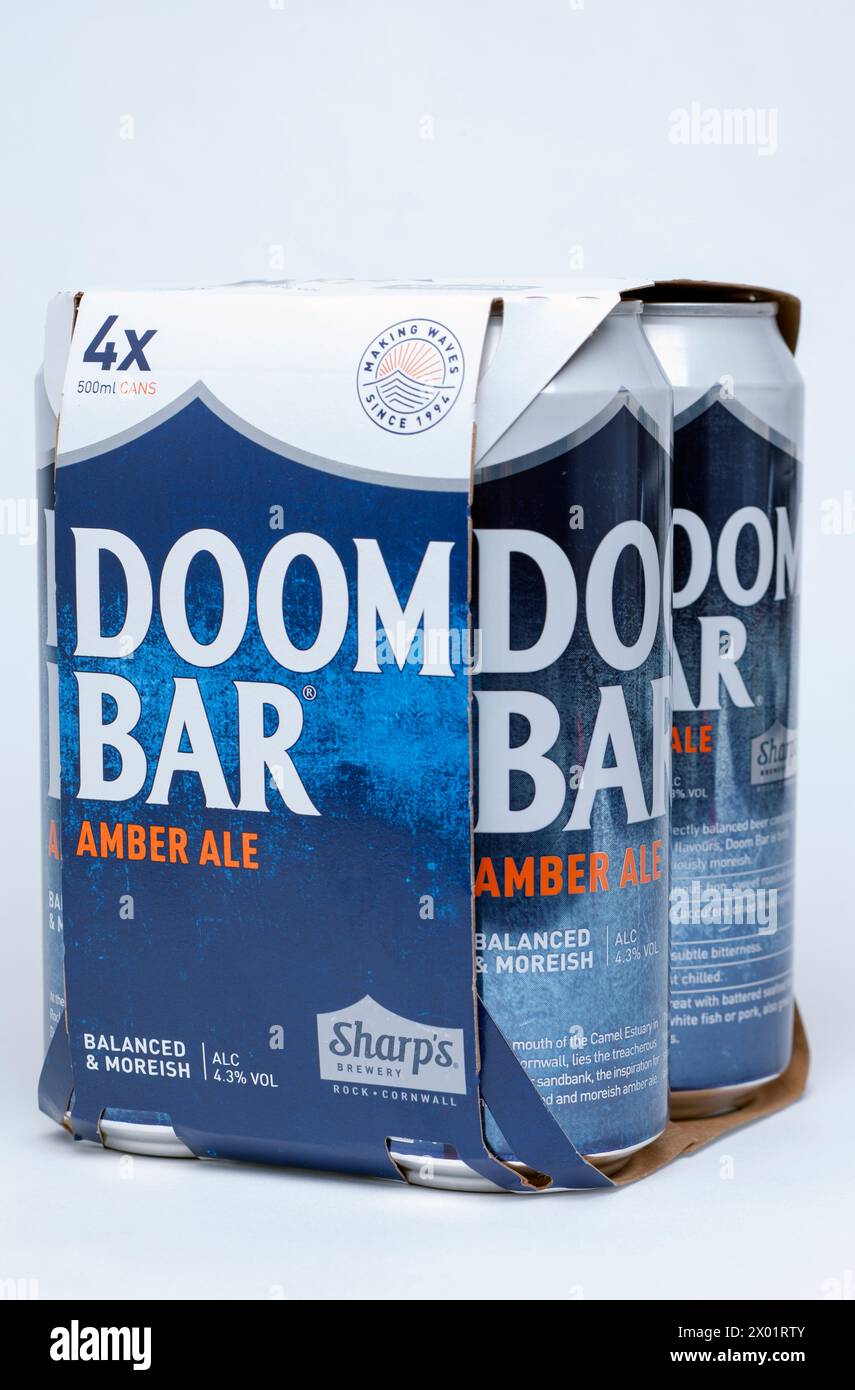 Packung mit vier Dosen Sharps Brewery Doom Bar Amber Ale auf weißem Hintergrund Stockfoto