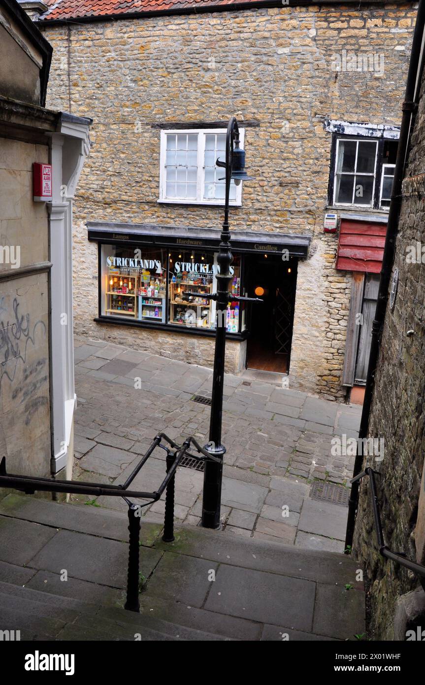 Steile Stufen führen von Sheppards Barton zum Catherine Hill in einem der älteren Teile der historischen Stadt Frome in Somerset. Stockfoto