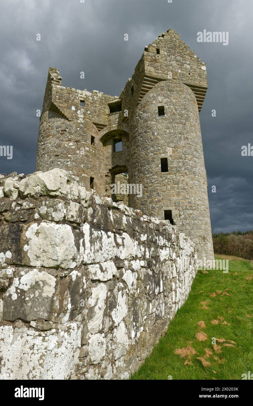 Abgerundetes Tor mit zwei Türmen zum Schloss Monea. Monea, County Fermanagh, Nordirland Stockfoto