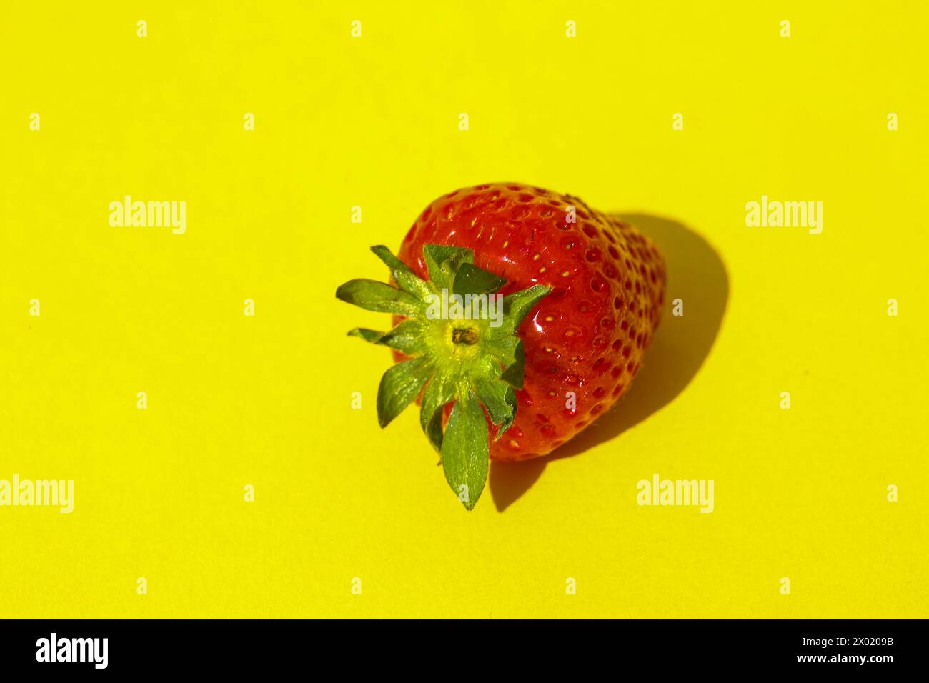 Erdbeere auf gelbem Hintergrund, Essen Stockfoto