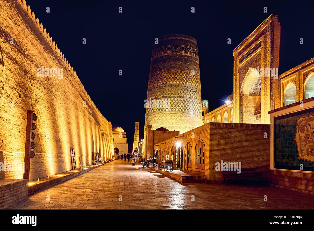Straßenmarkt Basar im historischen Zentrum in der Nähe des Minor Minaretts von Kalta mit Beleuchtung bei Nacht in der Innenstadt von Chiwa, Usbekistan. Stockfoto