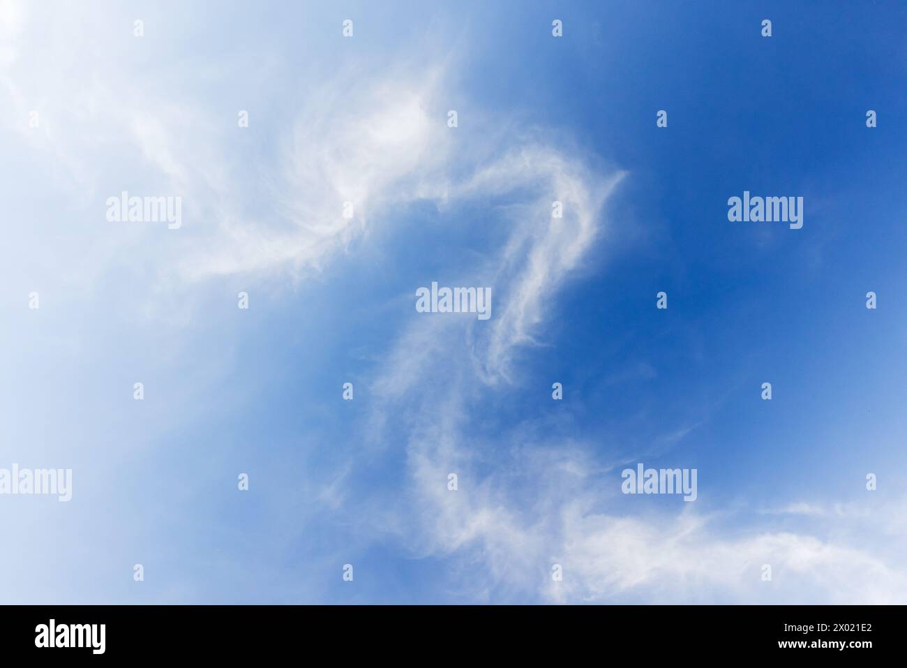 Blauer Himmel mit weißen, windigen Wolken am Tag. Natürliches Hintergrundfoto Stockfoto