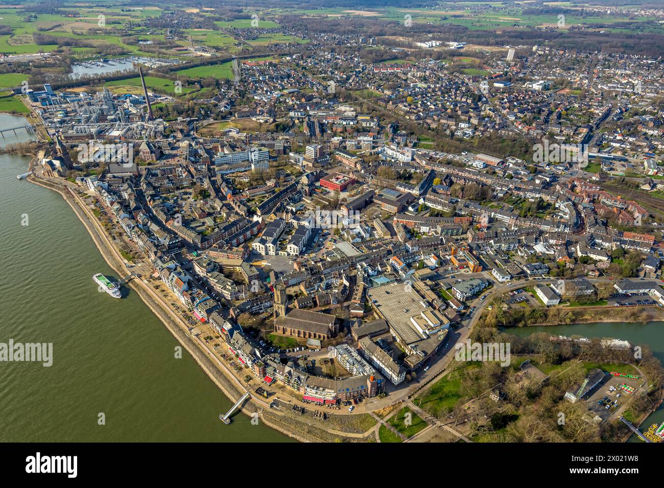 Blick aus der Vogelperspektive, Rheinpromenade mit Ausflugsboot und Blick auf das Stadtzentrum, St.. Aldegundis Katholische Kirche, Rheinparkcenter Emmerich Einkaufszentrum, ne Stockfoto