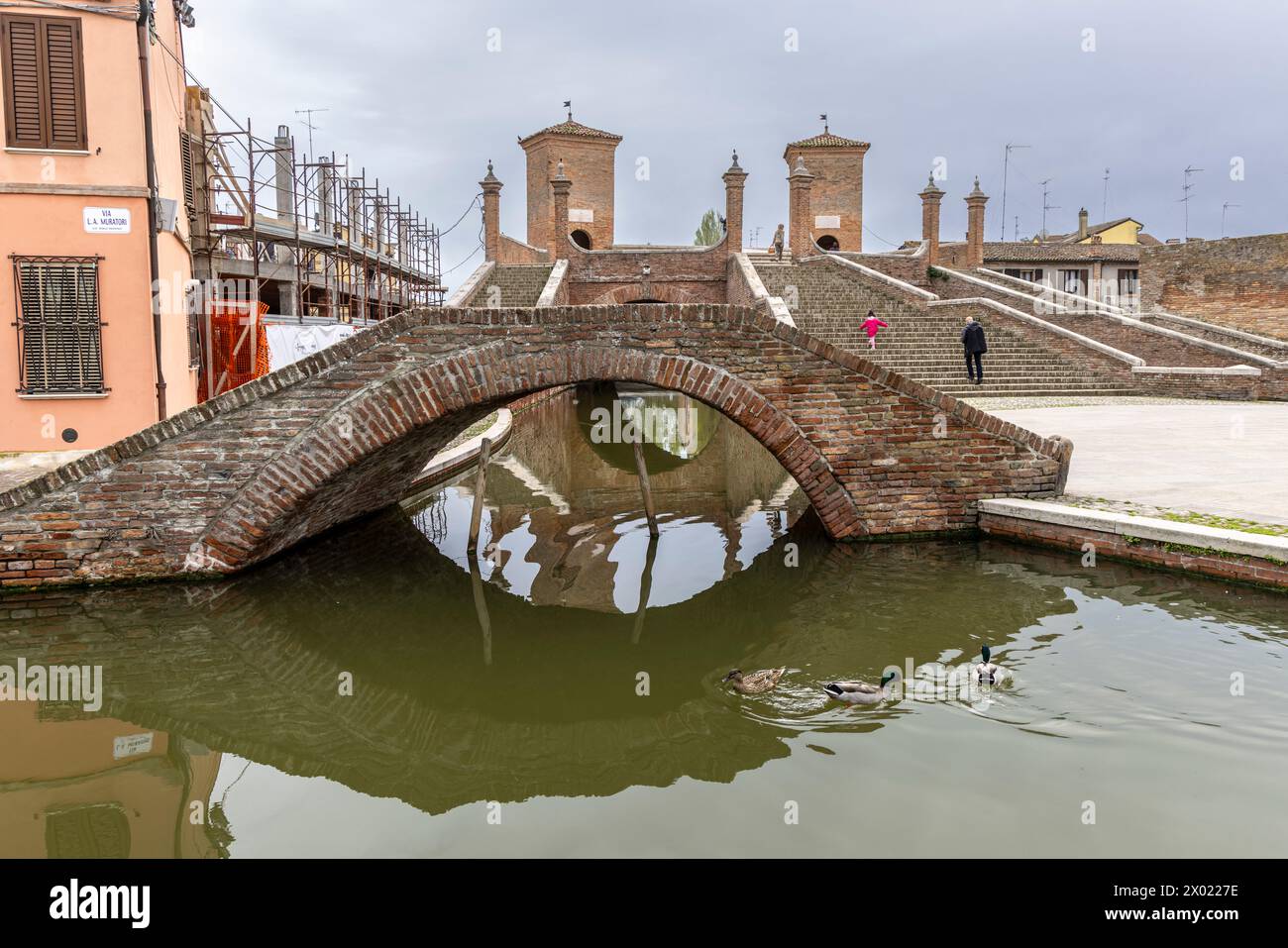 Comacchio, Ferrara, Italien: 03. April 2024: Chomacchio mit seinen berühmten Brücken an einem bewölkten Tag Stockfoto