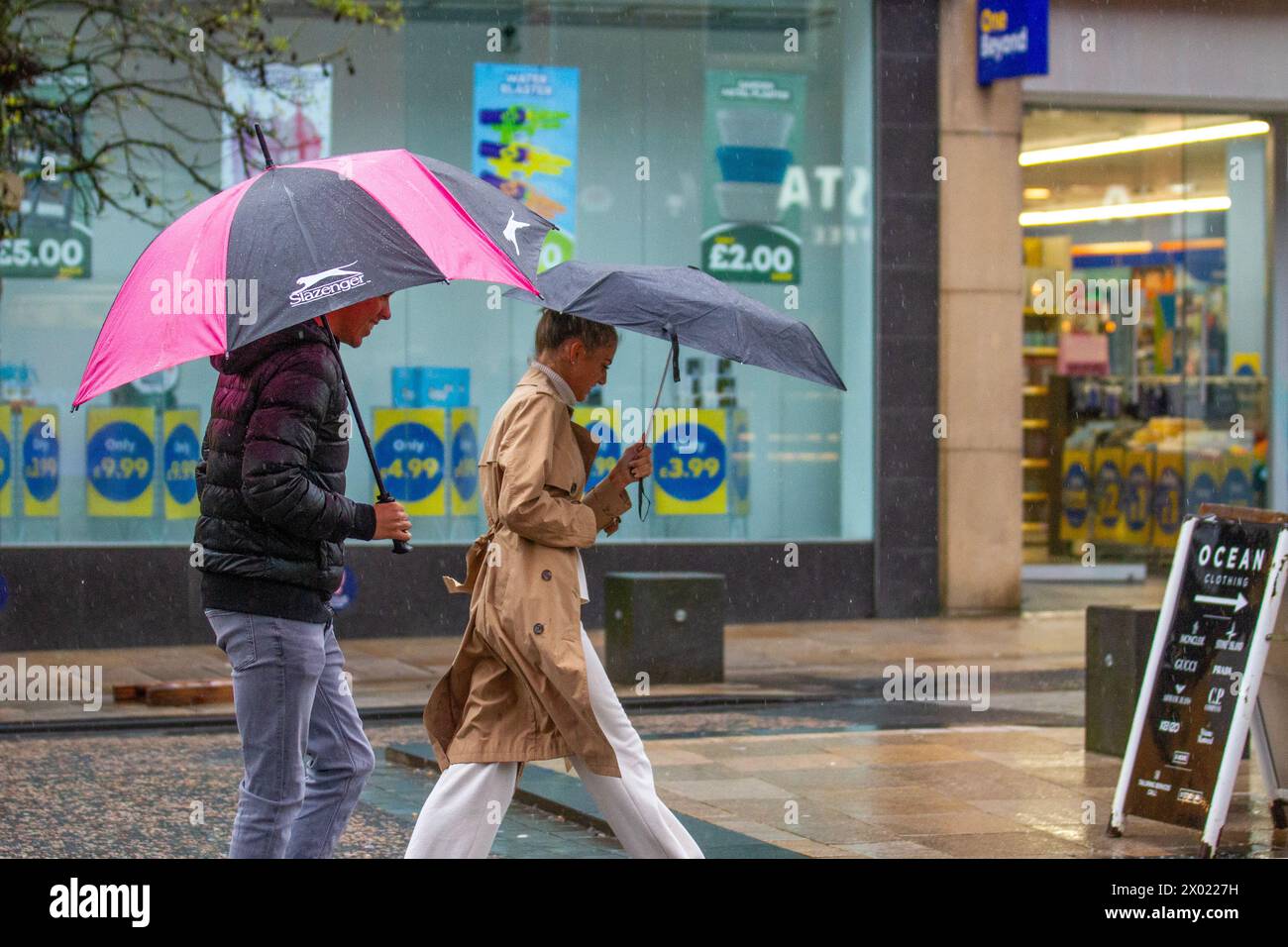 Wetter in Preston, Lancashire UK. April 2024. Starke Winde und starker Regen für Käufer im Stadtzentrum. Windig mit starken Regenausbrüchen aus dem Westen. Stockfoto