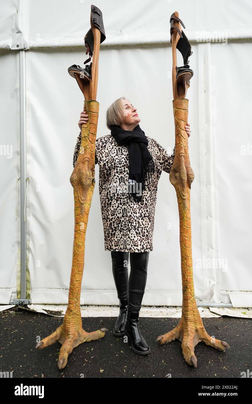 Hansons Mitarbeiter Morven Fairlie posiert neben den riesigen Hühnerstelzen, die 1977 im Original-Star Wars-Film bei Hansons Auctioneers in Etwall, Derbyshire verwendet wurden, bevor sie mit einer Schätzung von 1000 bis 2000 £ in der Star Wars-Auktion am 3. Mai zum Verkauf angeboten werden. Die Stelzen wurden vom englischen Schauspieler Peter Barbour verwendet, der das Stelzenmonster spielte. Bilddatum: Dienstag, 9. April 2024. Stockfoto