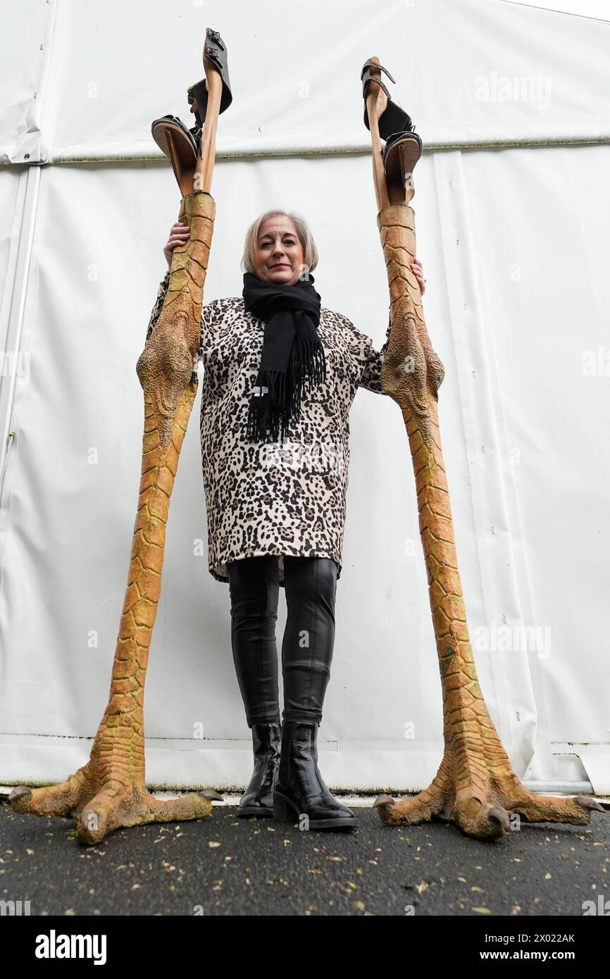 Hansons Mitarbeiter Morven Fairlie posiert neben den riesigen Hühnerstelzen, die 1977 im Original-Star Wars-Film bei Hansons Auctioneers in Etwall, Derbyshire verwendet wurden, bevor sie mit einer Schätzung von 1000 bis 2000 £ in der Star Wars-Auktion am 3. Mai zum Verkauf angeboten werden. Die Stelzen wurden vom englischen Schauspieler Peter Barbour verwendet, der das Stelzenmonster spielte. Bilddatum: Dienstag, 9. April 2024. Stockfoto
