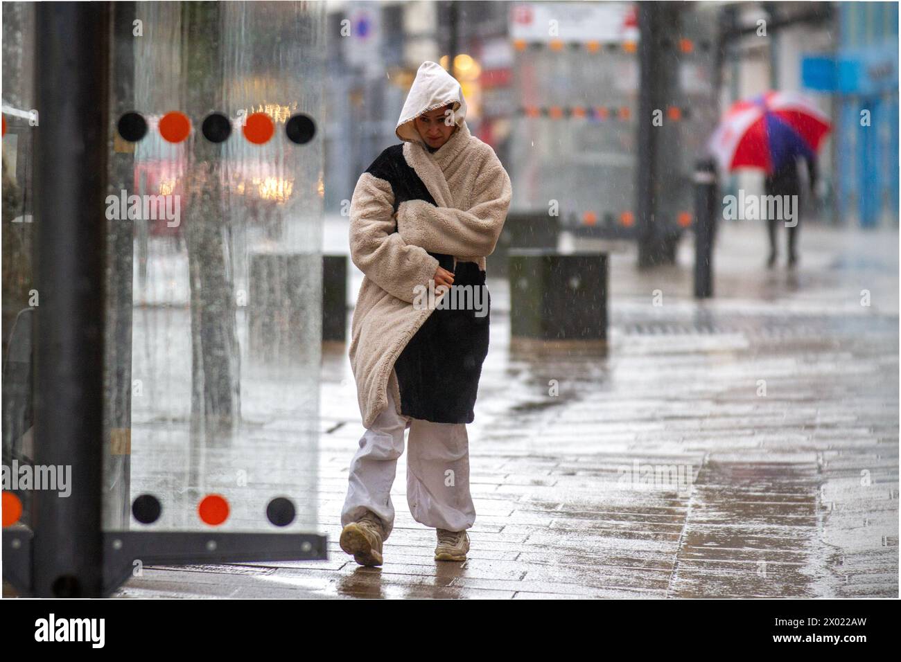 Wetter in Preston, Lancashire UK. April 2024. Starke Winde und starker Regen für Käufer im Stadtzentrum. Windig mit starken Regenausbrüchen aus dem Westen. Stockfoto