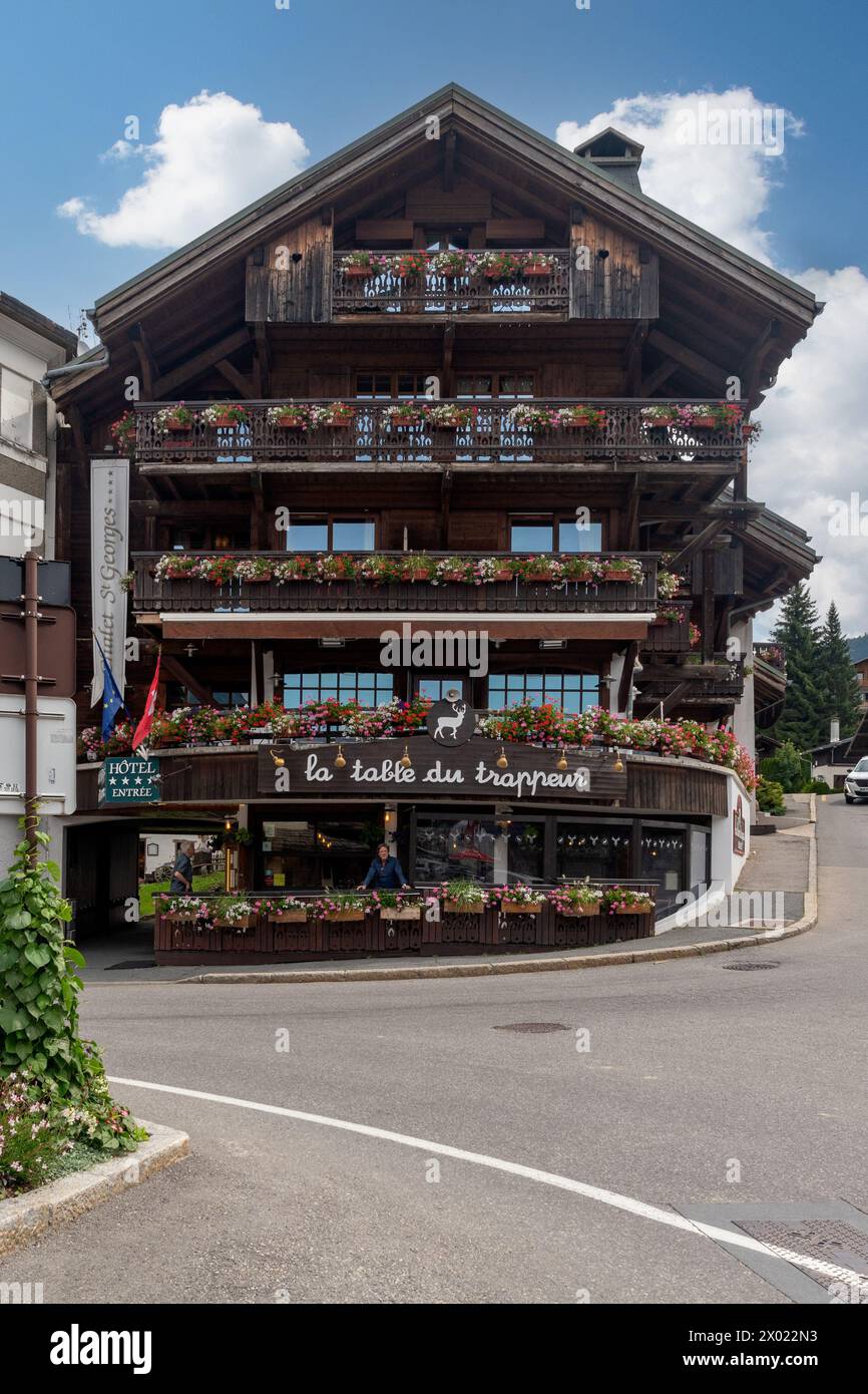 Fassade des Chalet St Georges, ein 4-Sterne-Hotel im Zentrum des Alpendorfes Megeve, Haute Savoie, Auvergne Rhone Alpes, Frankreich Stockfoto