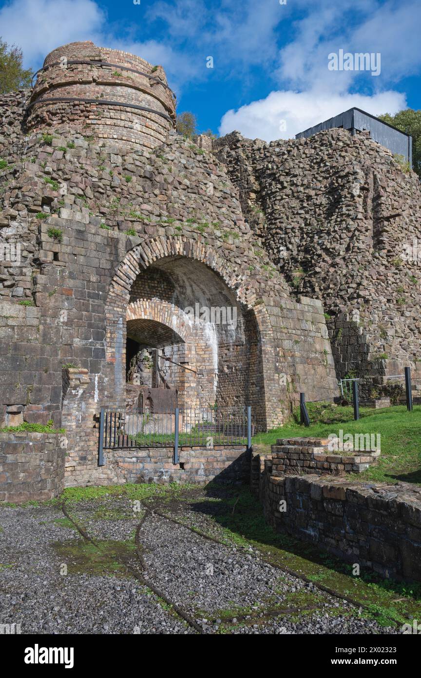 Die Überreste eines Hochofens und Schornsteins im Blaenavon Ironworks Museum in Blaenavon, Abergavenny, Wales, Großbritannien Stockfoto