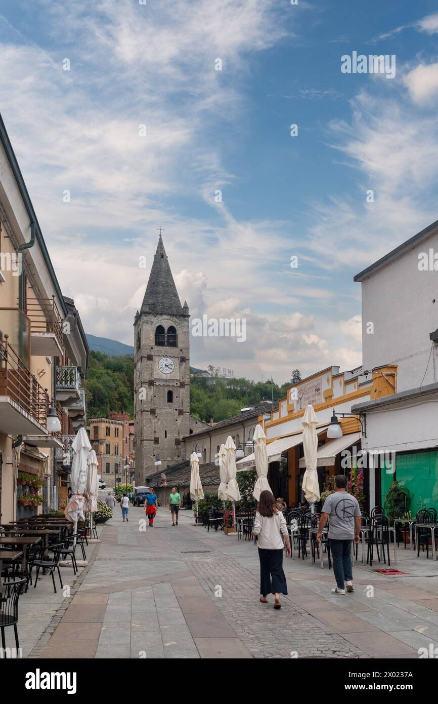 Emile Chanoux Street mit der Pfarrkirche St. Vincent (12. Jahrhundert) im romanischen Stil, St. Vincent, Aosta, Aosta-Tal, Italien Stockfoto