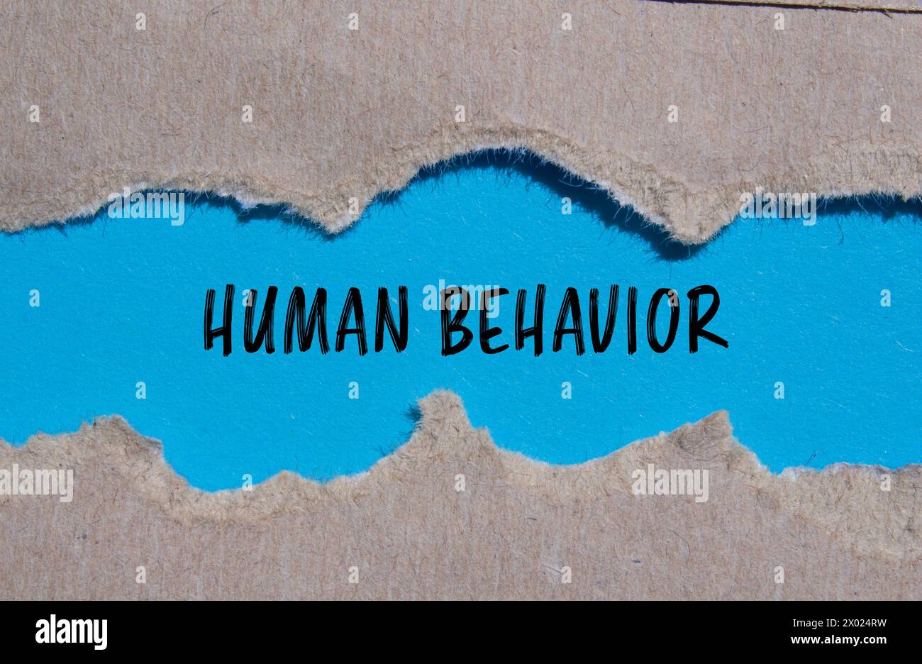 Menschliche Verhaltenswörter auf gerissenem Papier mit blauem Hintergrund. Konzeptsymbol. Kopierbereich. Stockfoto