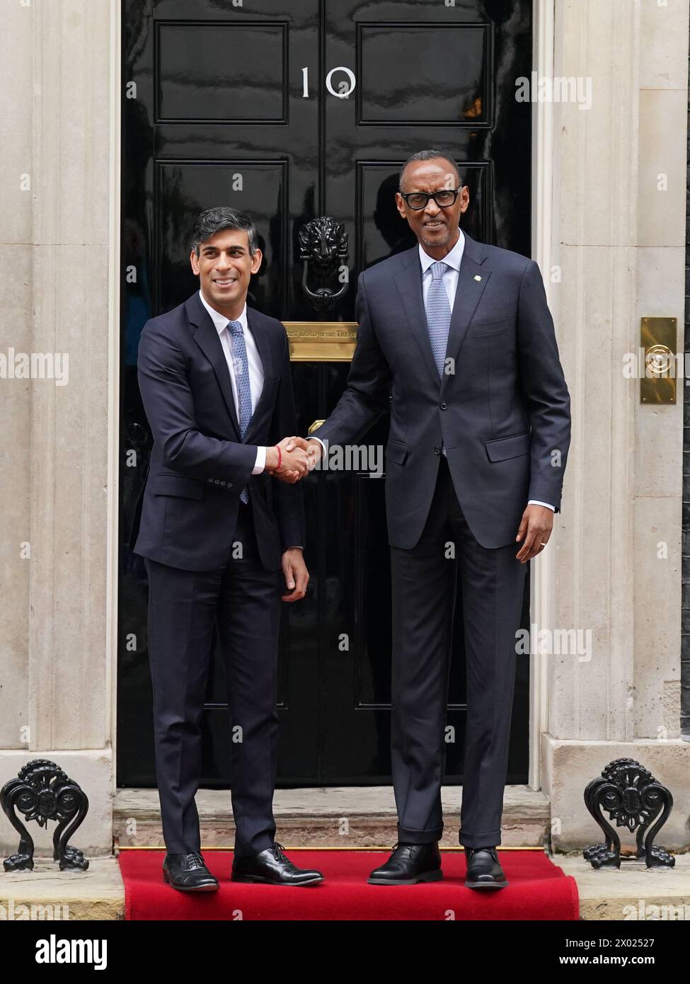 Premierminister Rishi Sunak begrüßt den ruandischen Präsidenten Paul Kagame zu Gesprächen in der Downing Street 10 in London. Bilddatum: Dienstag, 9. April 2024. Stockfoto