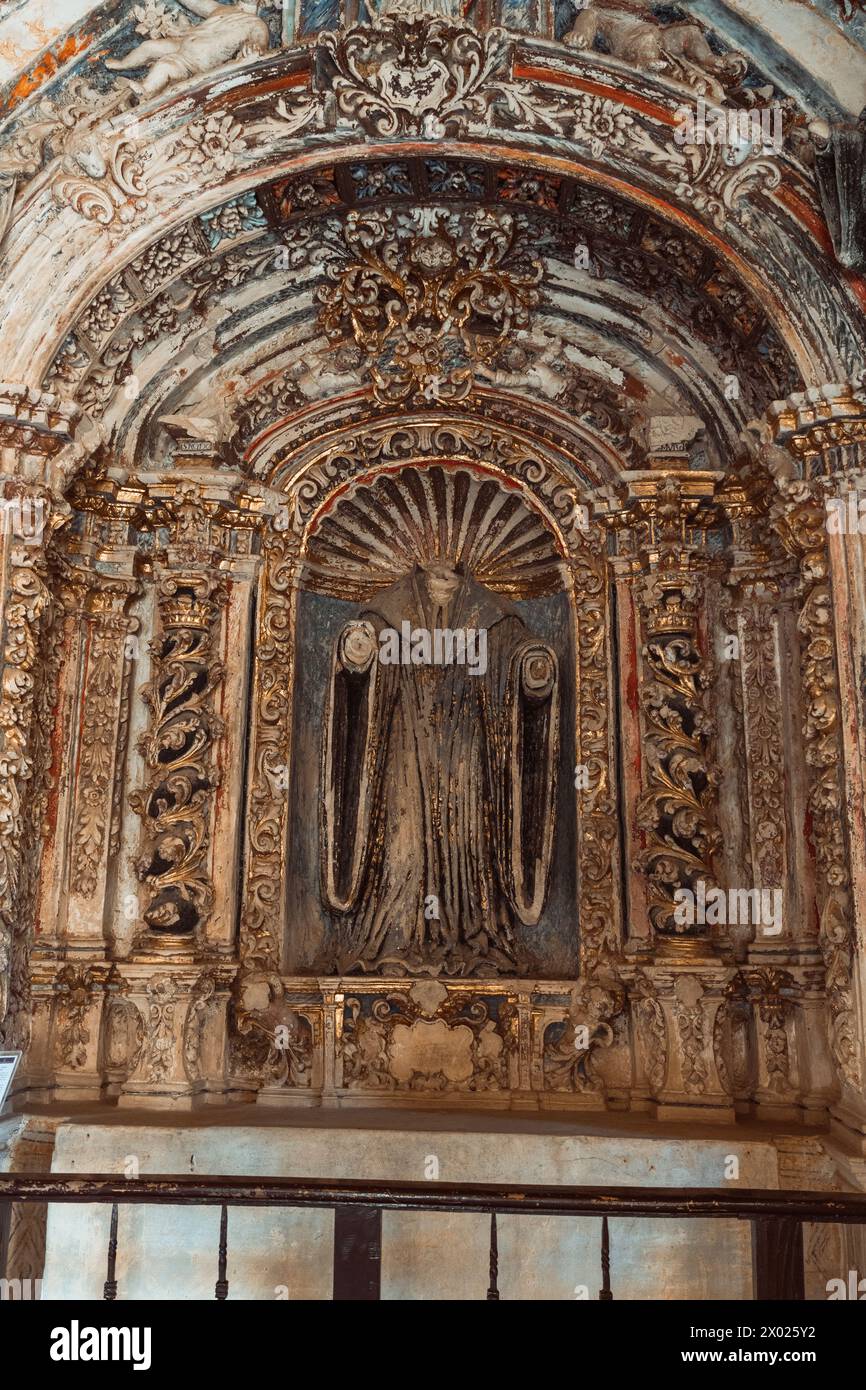 Ein detailliertes Bild, das die vergoldeten Überreste eines Barockaltars im Monasterio de Piedra zeigt, das historische religiöse Kunst widerspiegelt. Stockfoto