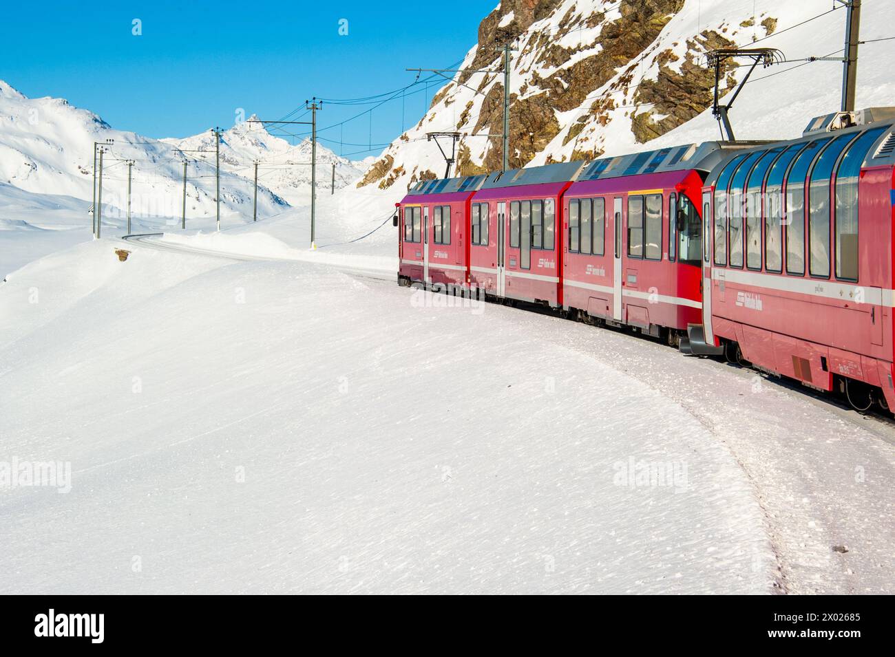 Eine wunderbare Reise mit dem Bernina Express über die schneebedeckten Berge (Italien-Schweiz) Stockfoto