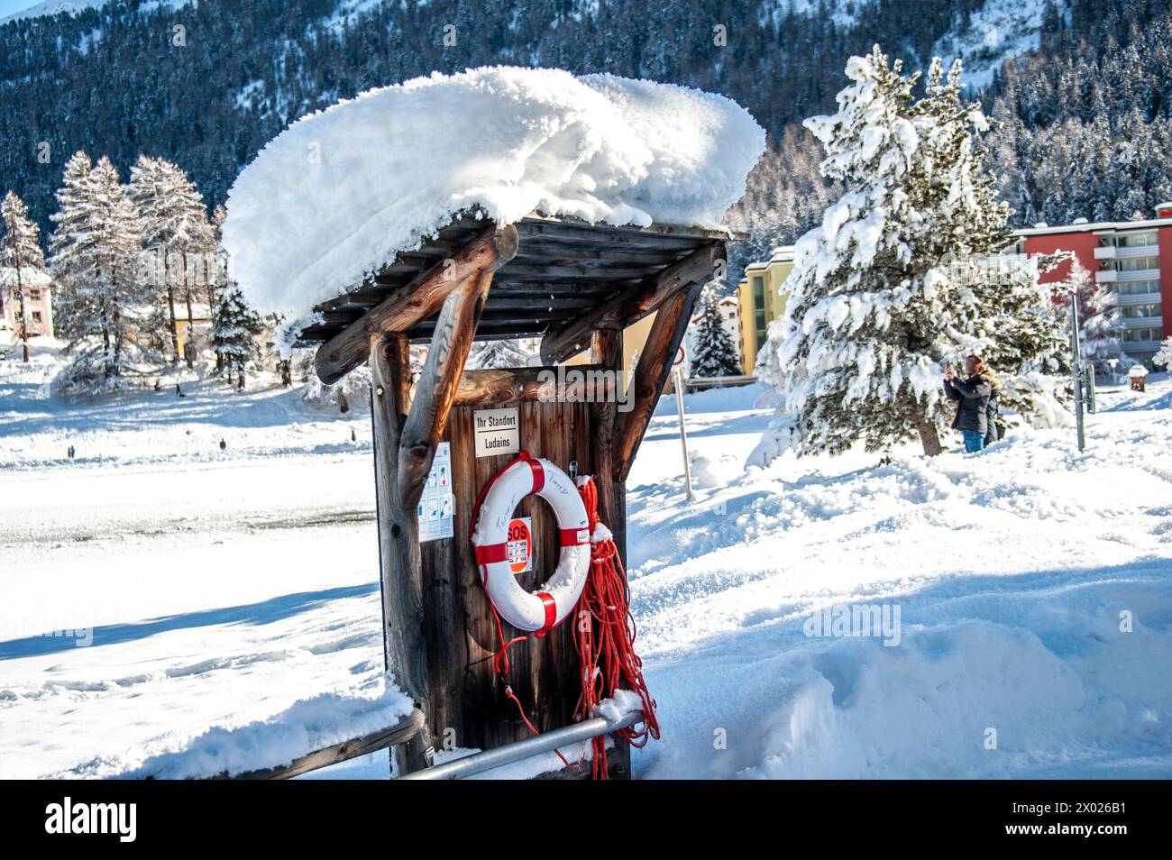 Eine Schwimmweste, die zur Rettung von Schwimmern auf dem Saint-Moritz-See verwendet wurde und in schneeähnliche Jacke getaucht ist Stockfoto