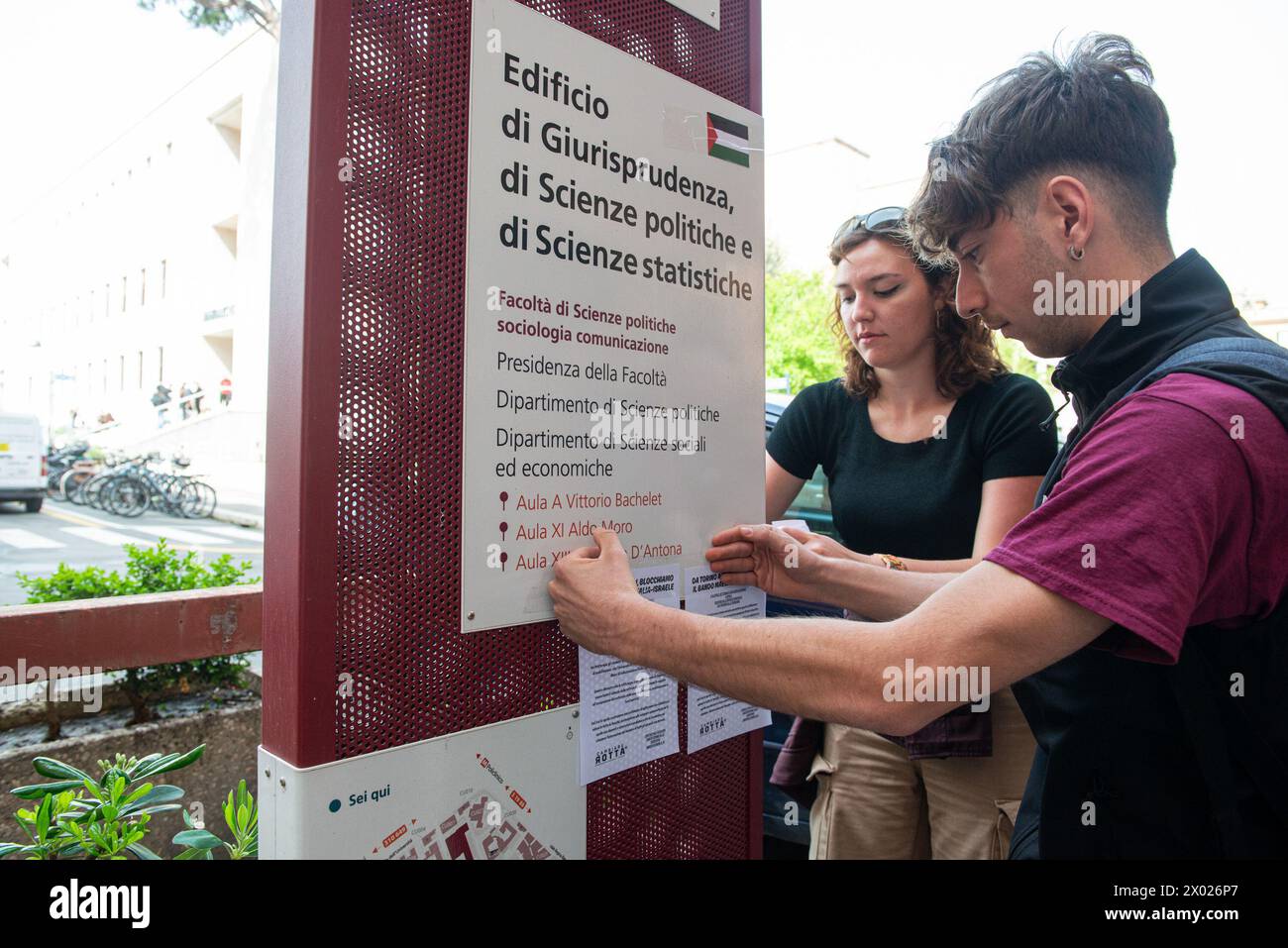 Flash Mob: Riempiamo di Bandiere Palestinesi la facolt&#xe0;, al Dipartimento di Scienze Politiche dell'Universit&#xe0; la Sapienza di Roma. Nella foto i ragazzi mentre attaccano le Bandiere Palestinesi fuori e dentro la facolt&#xe0; di Scienze Politiche alla Sapienza - Roma, Italia - Marted&#xec; 9. April 2024 (Foto Valentina Stefanelli/LaPresse)&#xa0; Flash Mob: füllen wir die Fakultät der Abteilung für Politikwissenschaften der Sapienza-Universität Rom mit palästinensischen Flaggen. Auf dem Foto greifen die Jungen die palästinensischen Flaggen außerhalb und innerhalb der Fakultät für politische Scien an Stockfoto