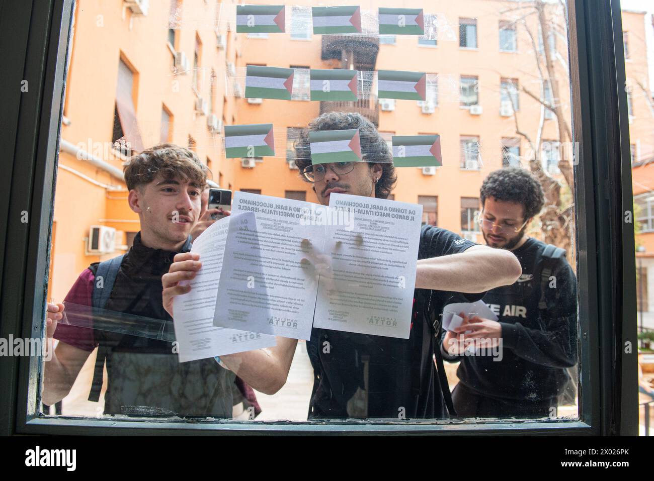 Flash Mob: Riempiamo di Bandiere Palestinesi la facolt&#xe0;, al Dipartimento di Scienze Politiche dell'Universit&#xe0; la Sapienza di Roma. Nella foto i ragazzi mentre attaccano le Bandiere Palestinesi fuori e dentro la facolt&#xe0; di Scienze Politiche alla Sapienza - Roma, Italia - Marted&#xec; 9. April 2024 (Foto Valentina Stefanelli/LaPresse)&#xa0; Flash Mob: füllen wir die Fakultät der Abteilung für Politikwissenschaften der Sapienza-Universität Rom mit palästinensischen Flaggen. Auf dem Foto greifen die Jungen die palästinensischen Flaggen außerhalb und innerhalb der Fakultät für politische Scien an Stockfoto