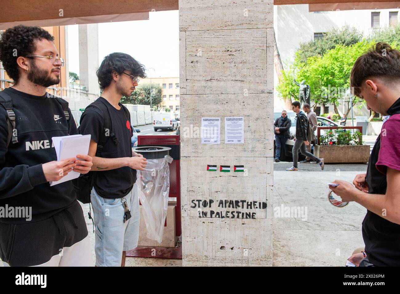 Flash Mob: Riempiamo di Bandiere Palestinesi la facolt&#xe0;, al Dipartimento di Scienze Politiche dell'Universit&#xe0; la Sapienza di Roma. Nella foto i ragazzi mentre attaccano le Bandiere Palestinesi fuori e dentro la facolt&#xe0; di Scienze Politiche alla Sapienza - Roma, Italia - Marted&#xec; 9. April 2024 (Foto Valentina Stefanelli/LaPresse)&#xa0; Flash Mob: füllen wir die Fakultät der Abteilung für Politikwissenschaften der Sapienza-Universität Rom mit palästinensischen Flaggen. Auf dem Foto greifen die Jungen die palästinensischen Flaggen außerhalb und innerhalb der Fakultät für politische Scien an Stockfoto