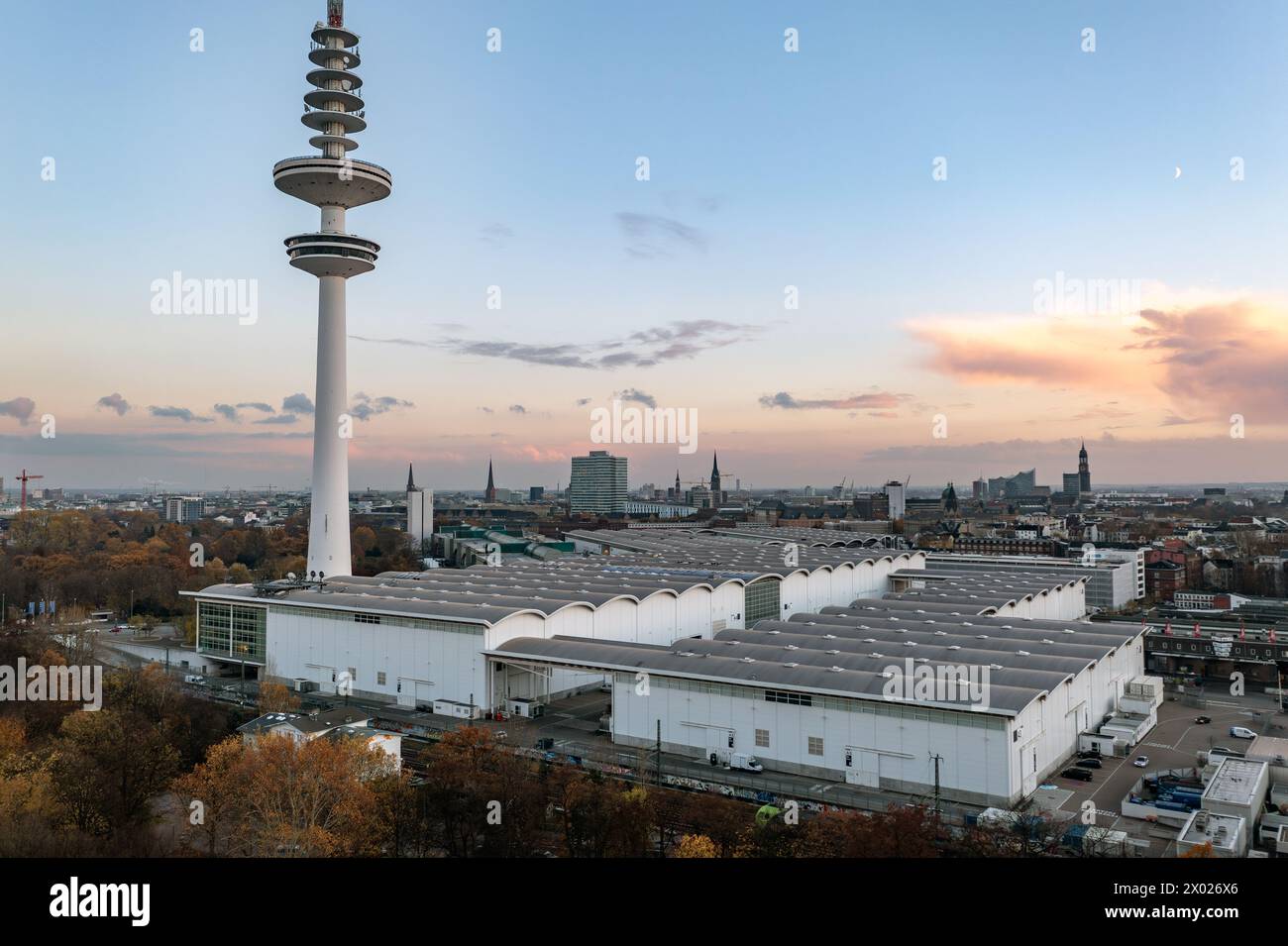 Luftaufnahme der Hamburger Messe mit Fernsehturm Stockfoto