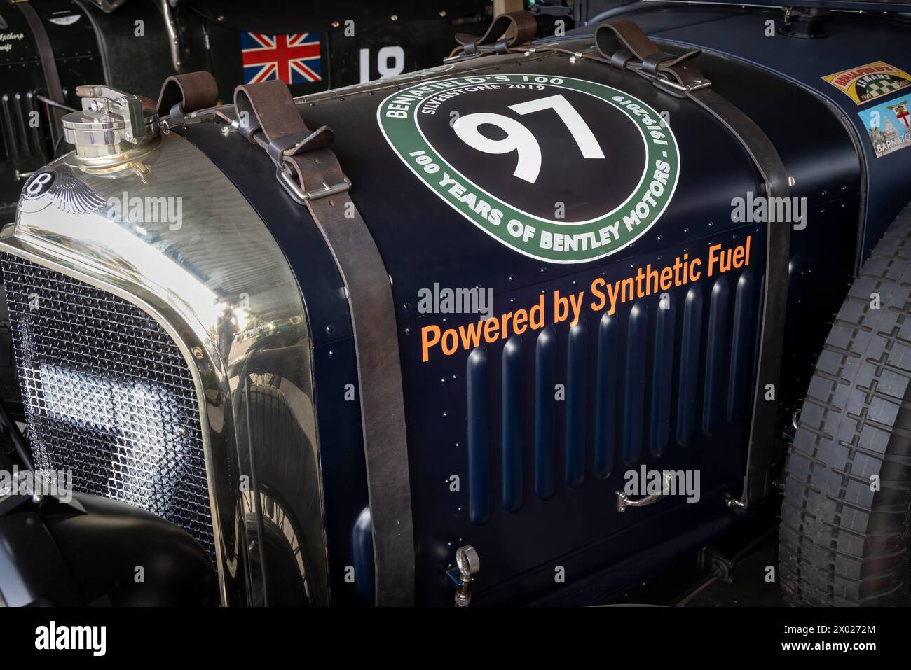 Jim Clarkes 1927er Bentley 4,5 Liter Le Mans Racer im Fahrerlager beim Goodwood Revival 2023, Sussex, UK. Mit synthetischem Kraftstoff. Stockfoto