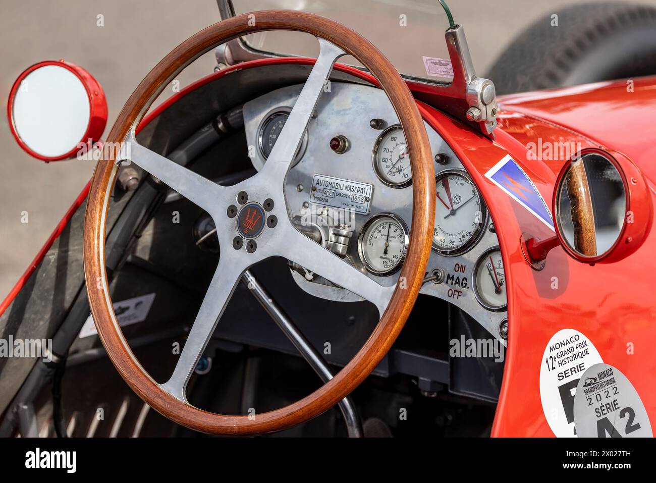 Lenkrad und Cockpit des Maserati 4CLT im Fahrerlager vor dem Goodwood Trophy Rennen. 2023 Goodwood Revival, Sussex, Großbritannien. Stockfoto