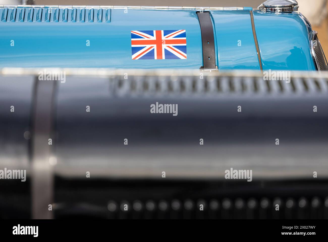 Die Unionsflagge des Vereinigten Königreichs auf einer Motorhaube beim Goodwood Revival 2023, Sussex, Vereinigtes Königreich. Stockfoto