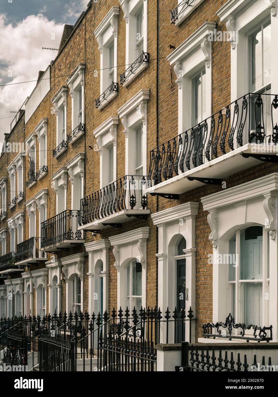 Die Balkone und Geländer der Reihenhäuser entlang der Huntingdon Street in Barnsbury, Islington, London. Stockfoto