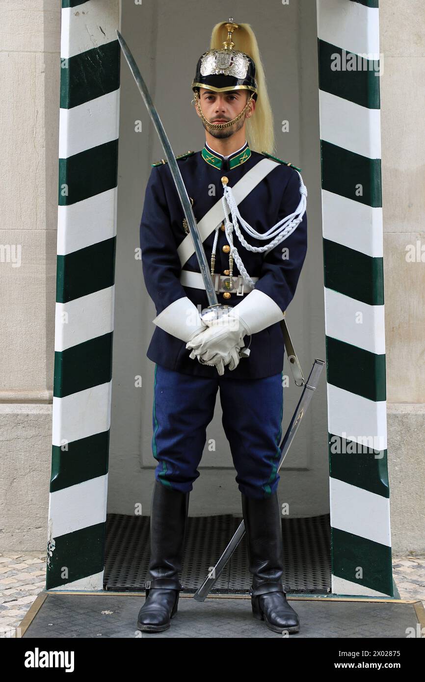 Ein Wächter im Hauptquartier der portugiesischen Nationalgarde (GNR) in Largo do Carmo, Lissabon, Portugal. Stockfoto