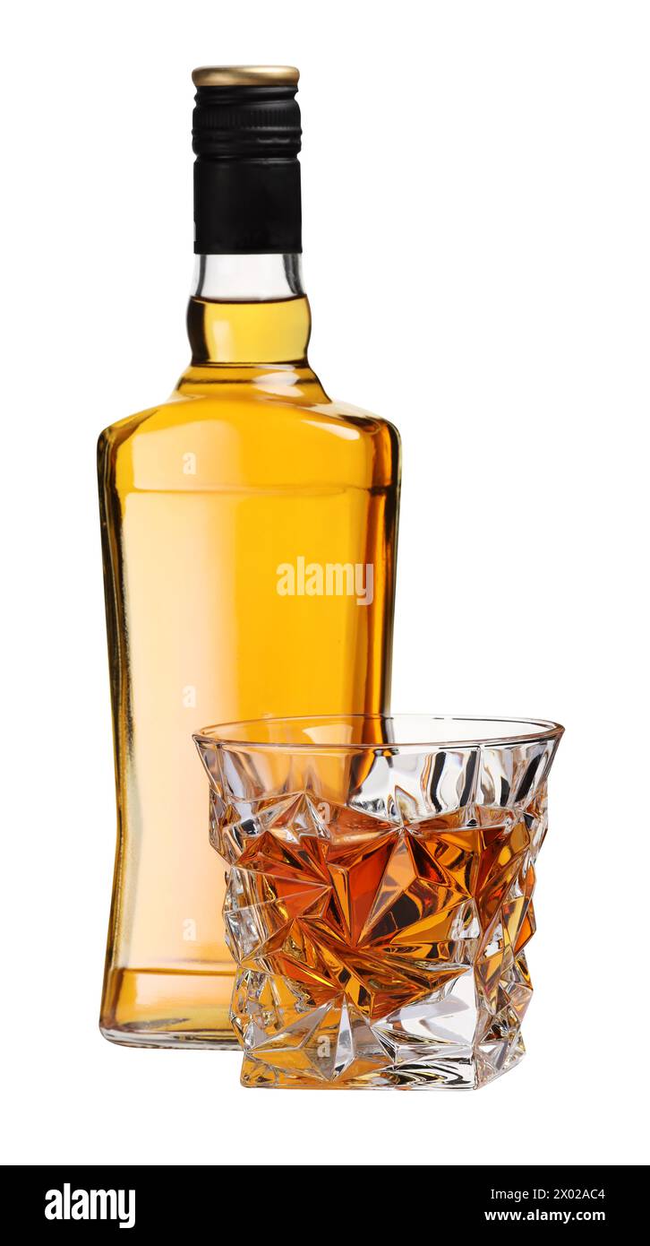 Glas und Flasche Whiskey isoliert auf weiß Stockfoto