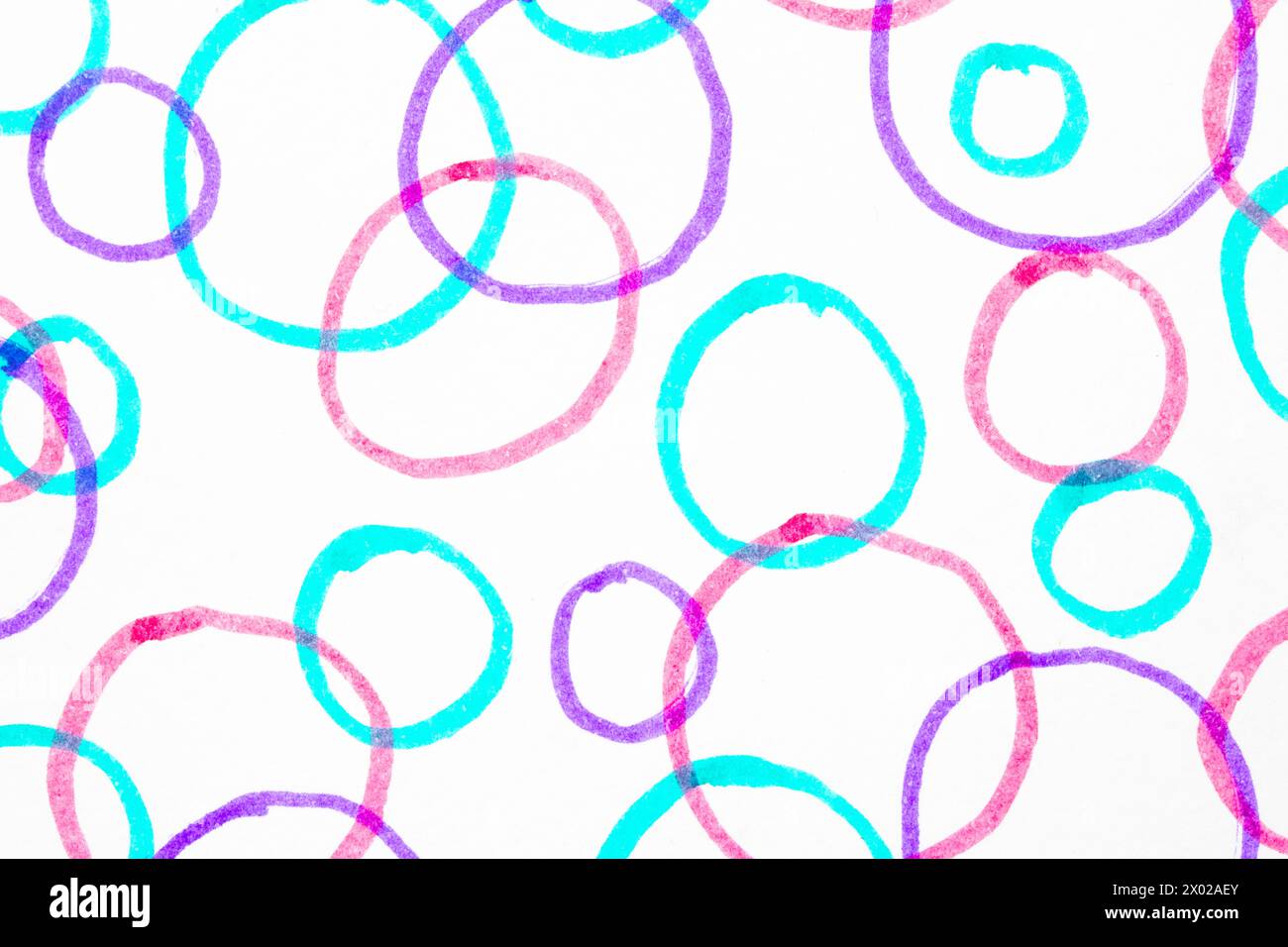 Eine niedliche farbige Hand gezeichnete Luftblasen Kreise in Filz Stift einfacher Hintergrund auf weiß Stockfoto