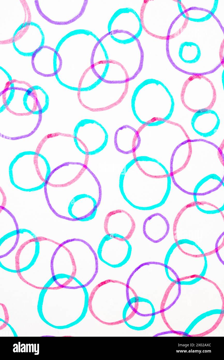 Eine niedliche farbige Hand gezeichnete Luftblasen Kreise in Filz Stift einfacher Hintergrund auf weiß Stockfoto