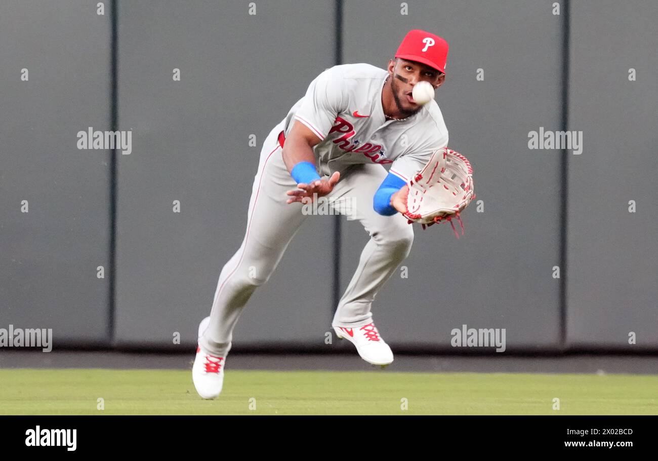 St. Louis, Usa. April 2024. Der Philadelphia Phillies-Mittelfeldspieler Johan Rojas springt, um einen Ball vor dem Schläger von St. zu holen Louis Cardinals Nolan Gorman im ersten Inning im Busch Stadium in St. Louis am Montag, 8. April 2024. Foto: Bill Greenblatt/UPI Credit: UPI/Alamy Live News Stockfoto