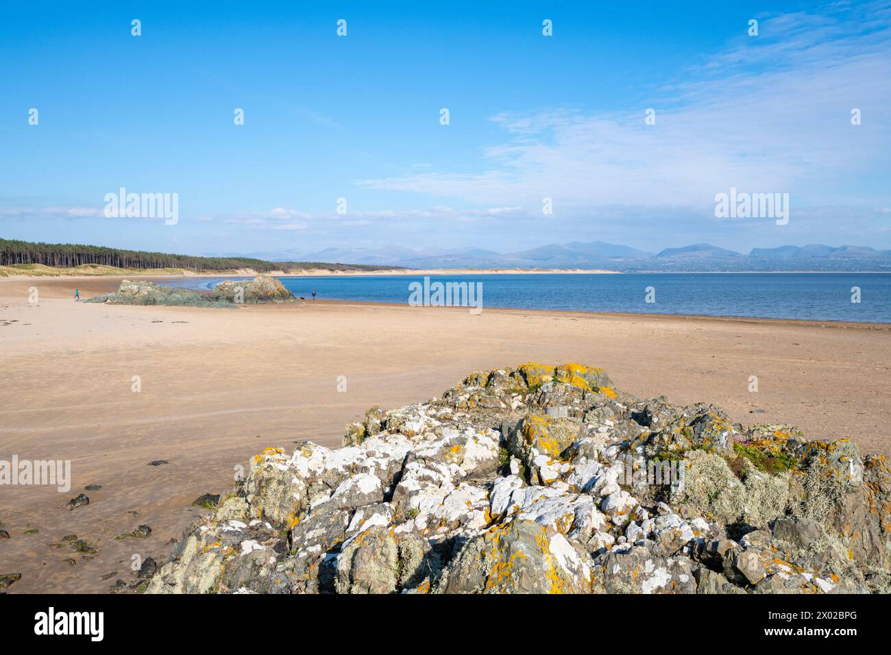 Atemberaubender sonniger Tag am Newborough Beach, Anglesey, Nordwales. Stockfoto