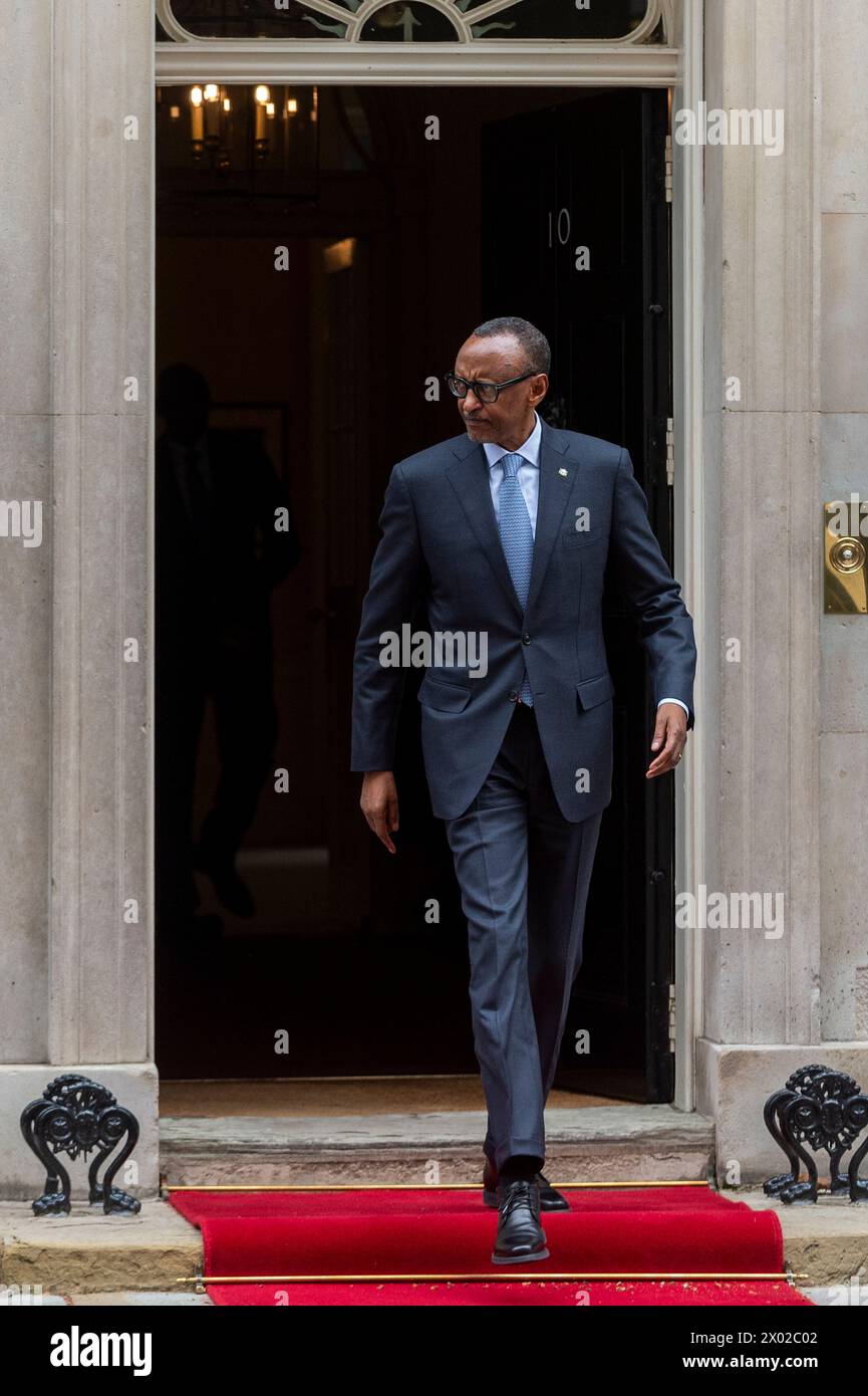 London, Großbritannien. 9. April 2024. Paul Kagame, Präsident von Ruanda, verlässt die Downing Street nach Gesprächen mit dem Premierminister Rishi Sunak. Quelle: Stephen Chung / Alamy Live News Stockfoto