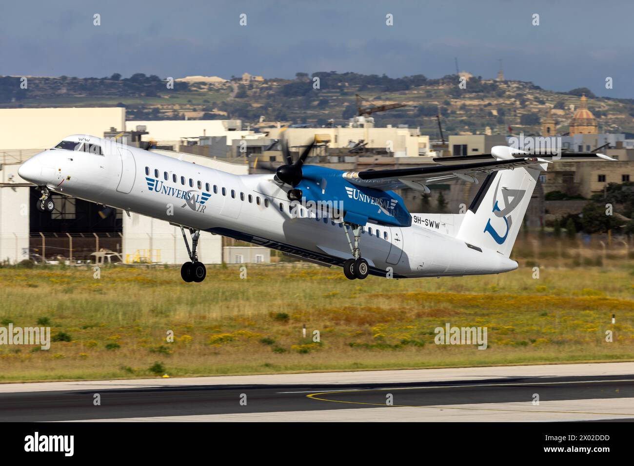 Universal Air de Havilland Canada Dash 8-400 (REG: 9H-SWW) auf seinem Abflug zum Flughafen Pecs Pogany Ungarn als Flug VO121. Stockfoto