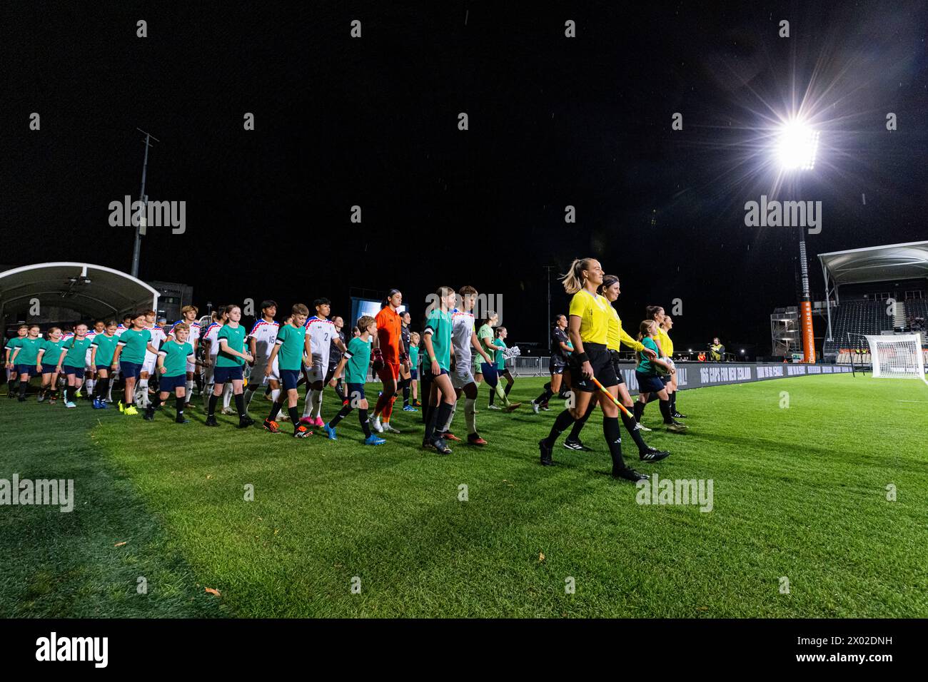 Christchurch, Neuseeland, 9. April 2024: Schiedsrichter und Maskottchen führen die Teams vor dem Freundschaftsspiel zwischen Neuseeland und Thailand im Apollo Projects Stadium in Christchurch, Neuseeland. Quelle: James Foy / Alamy Live News Stockfoto