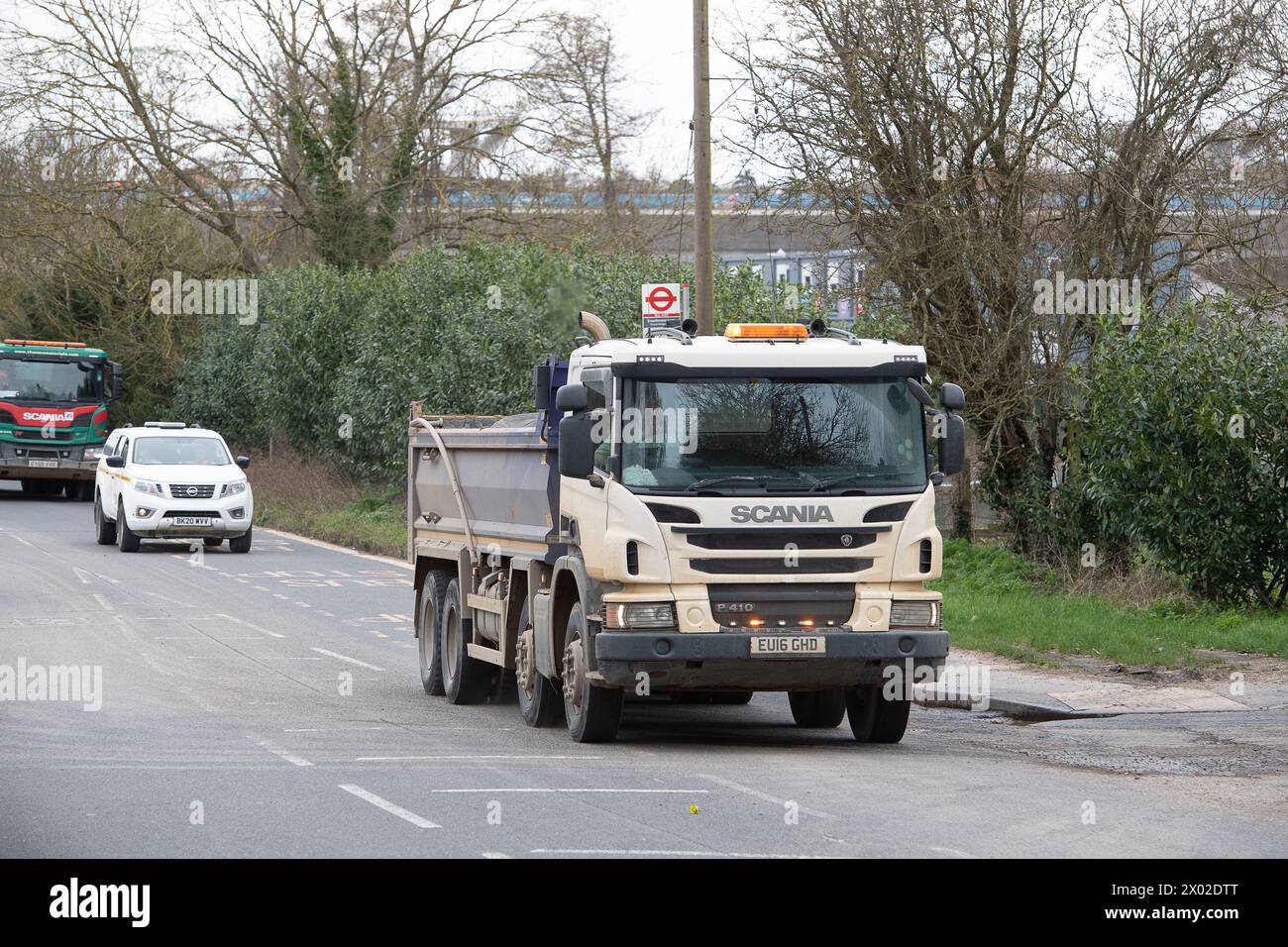 Harefield, Großbritannien. März 2024. Ein aggregiertes HGV passiert den HS2-Standort Harefield. Hunderte von HS2-Lastkraftwagen fahren jede Woche auf den Straßen vor Ort. Kredit: Maureen McLean/Alamy Stockfoto