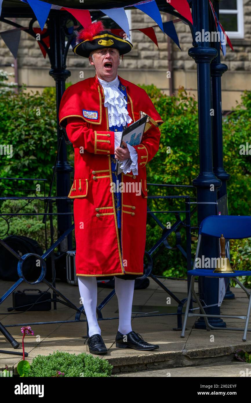 Männlicher Stadtschrei (bunte Schreieruniform, laute Stimme), der proklamiert, öffentlich verkündet und verkündet - Ilkley, West Yorkshire, England, Großbritannien. Stockfoto