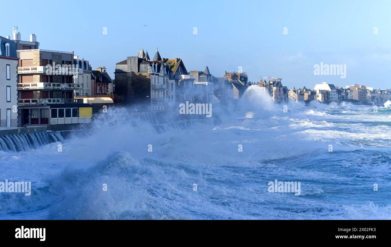 Frankreich. April 2024. © PHOTOPQR/OUEST FRANCE/Jean-Michel Niester ; ; 09/04/2024 ; Tempête Pierrick et grande marée de Koeffizient 112 à Saint-Malo (Ille-et-Vilaine) La ville était placée en alerte vagues Submersion. Foto: Jean-Michel Niester/Ouest-France Saint Malo Frankreich, 9. april 2024 Pierrick Storm trifft die Küsten der französischen Bretagne Credit: MAXPPP/Alamy Live News Stockfoto