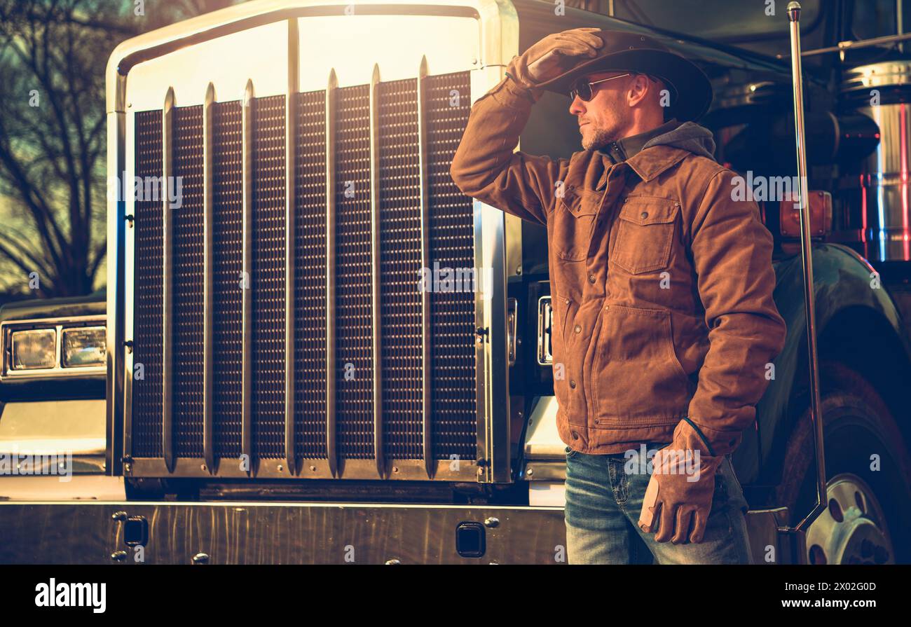 Jobthema Transportbranche mit kaukasischer amerikanischer Fahrer. Stockfoto