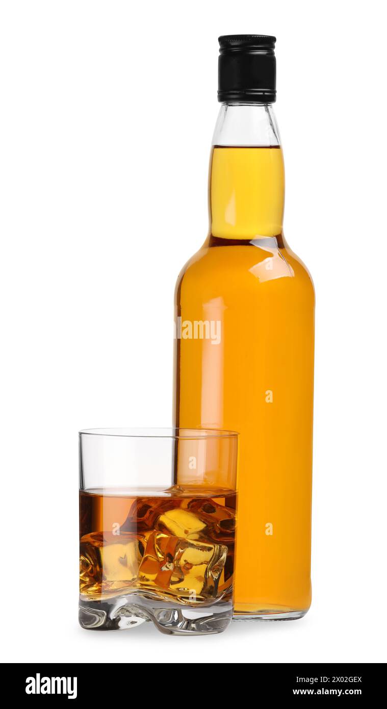 Glas und Flasche Whiskey isoliert auf weiß Stockfoto