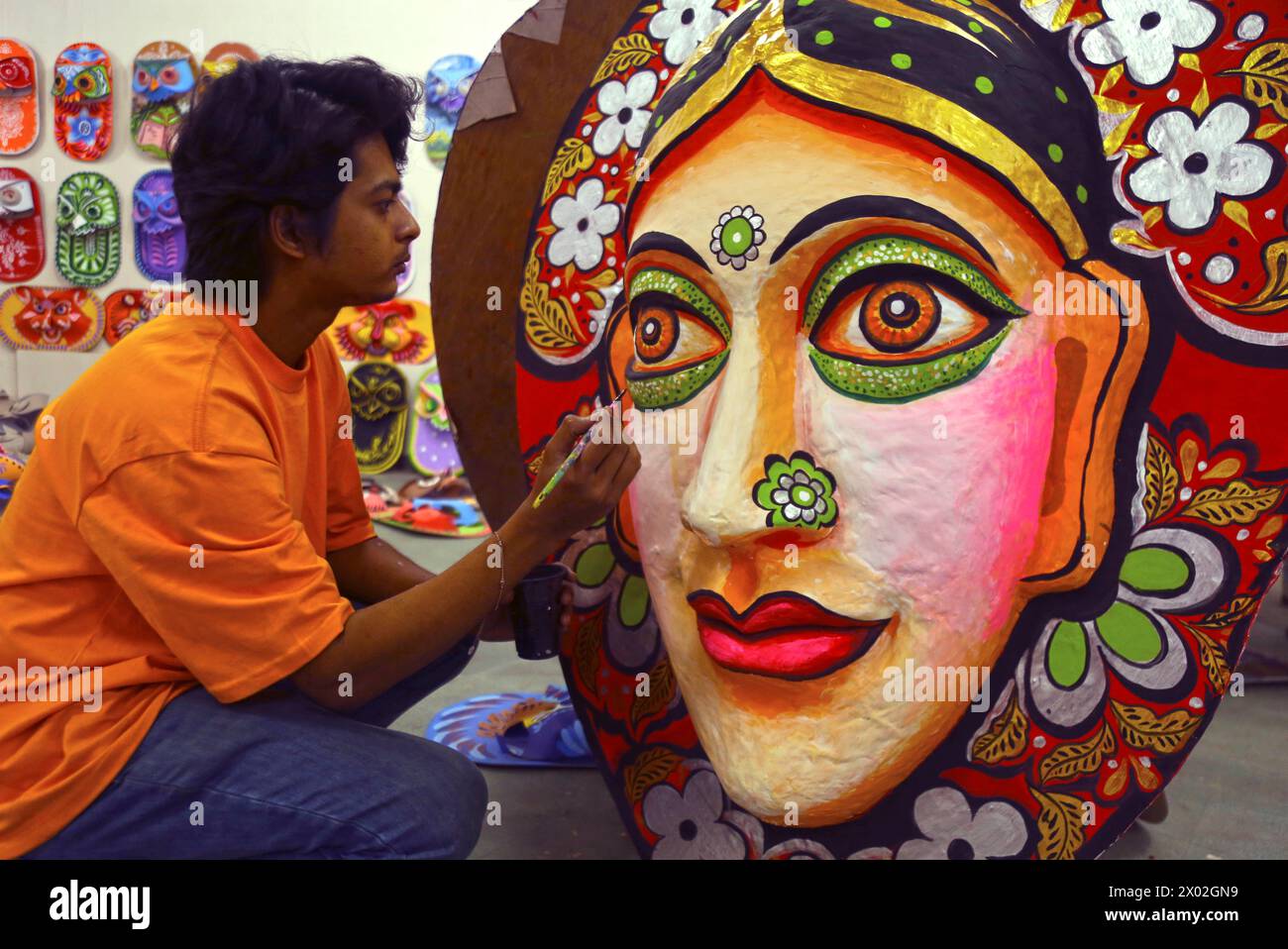 Dhaka. April 2024. Ein Student malt traditionelle Papierarbeiten für das bengalische Neujahr in Dhaka, Bangladesch, 7. April 2024. Das bengalische Neujahr wird in der Regel jedes Jahr am 14. April gefeiert. Quelle: Xinhua/Alamy Live News Stockfoto