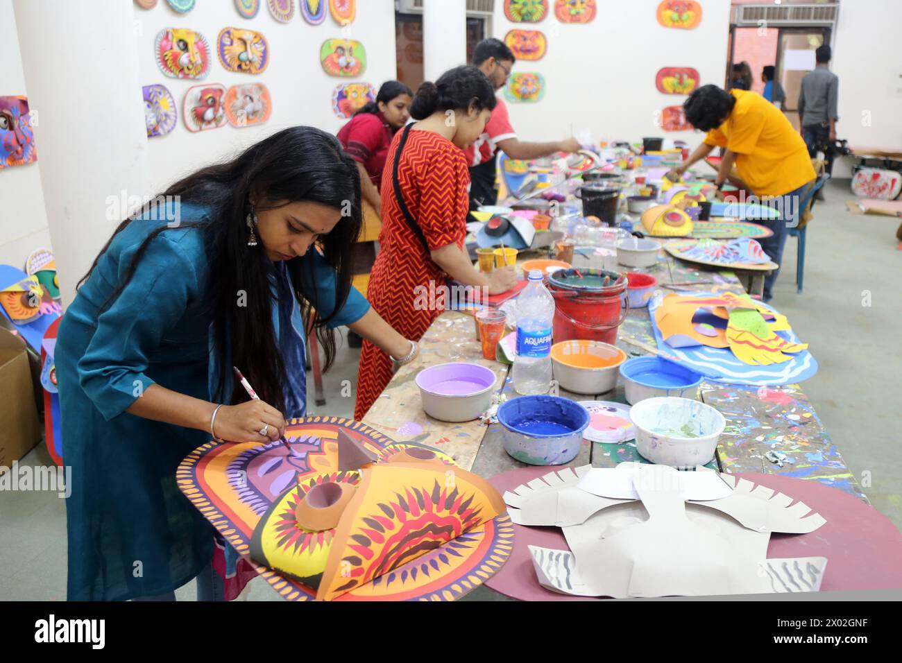 Dhaka. April 2024. Die Studenten machen traditionelle Papierarbeiten für das bengalische Neujahr am 7. April 2024 in Dhaka, Bangladesch. Das bengalische Neujahr wird in der Regel jedes Jahr am 14. April gefeiert. Quelle: Xinhua/Alamy Live News Stockfoto