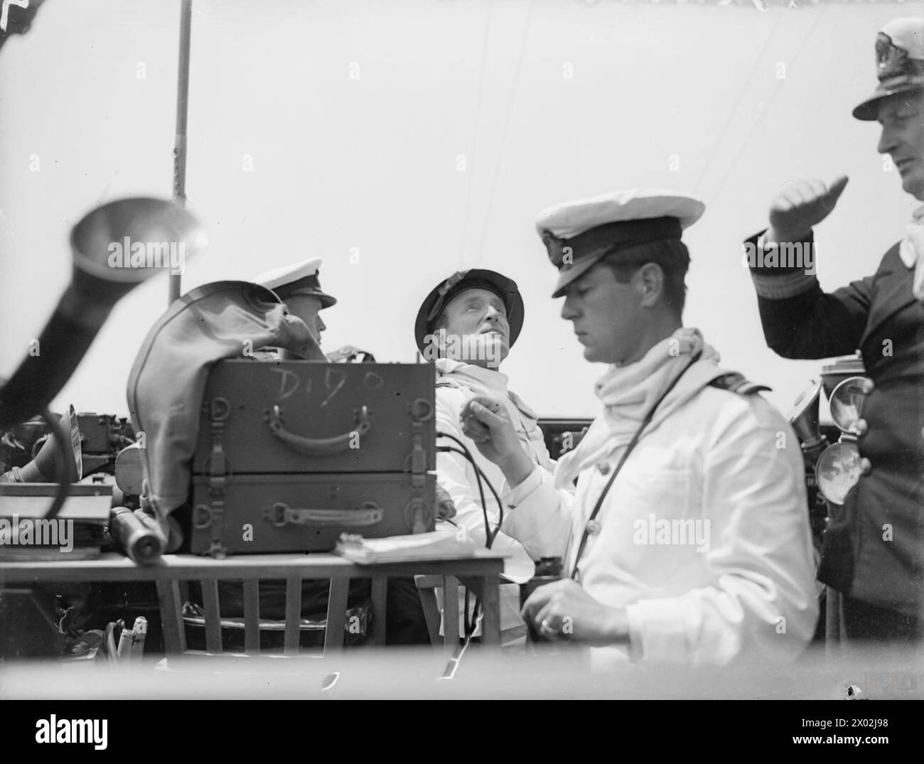 Am 12. Mai 1944 verübte die HMS Dido und die amerikanischen Zerstörer im Mittelmeer während des italienischen Vormarsches ein schikanierendes Feuer auf feindliche Stellungen entlang des Appian Way bei Terracina und Gaeta. Konteradmiral John M Mansfield beobachtet die alliierten Flugzeuge während des Bombardements. Stockfoto