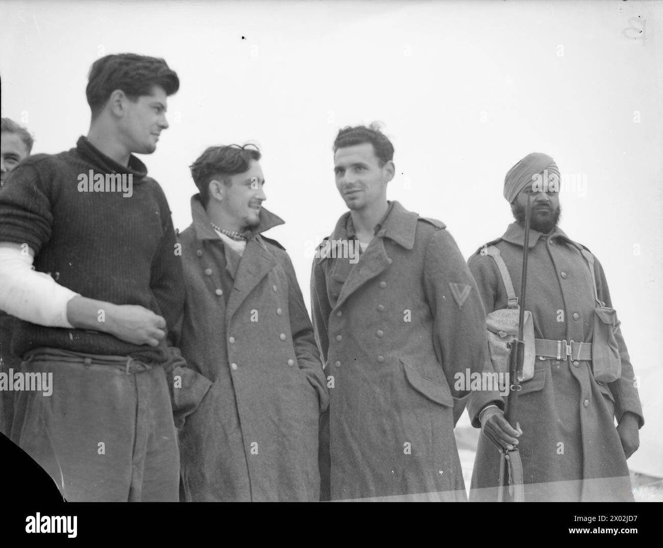 Am 30. Dezember 1941 wurden deutsche U-Boot-Gefangene in Agemi, Ägypten, von einer indischen Wacheinheit überwacht. Stockfoto