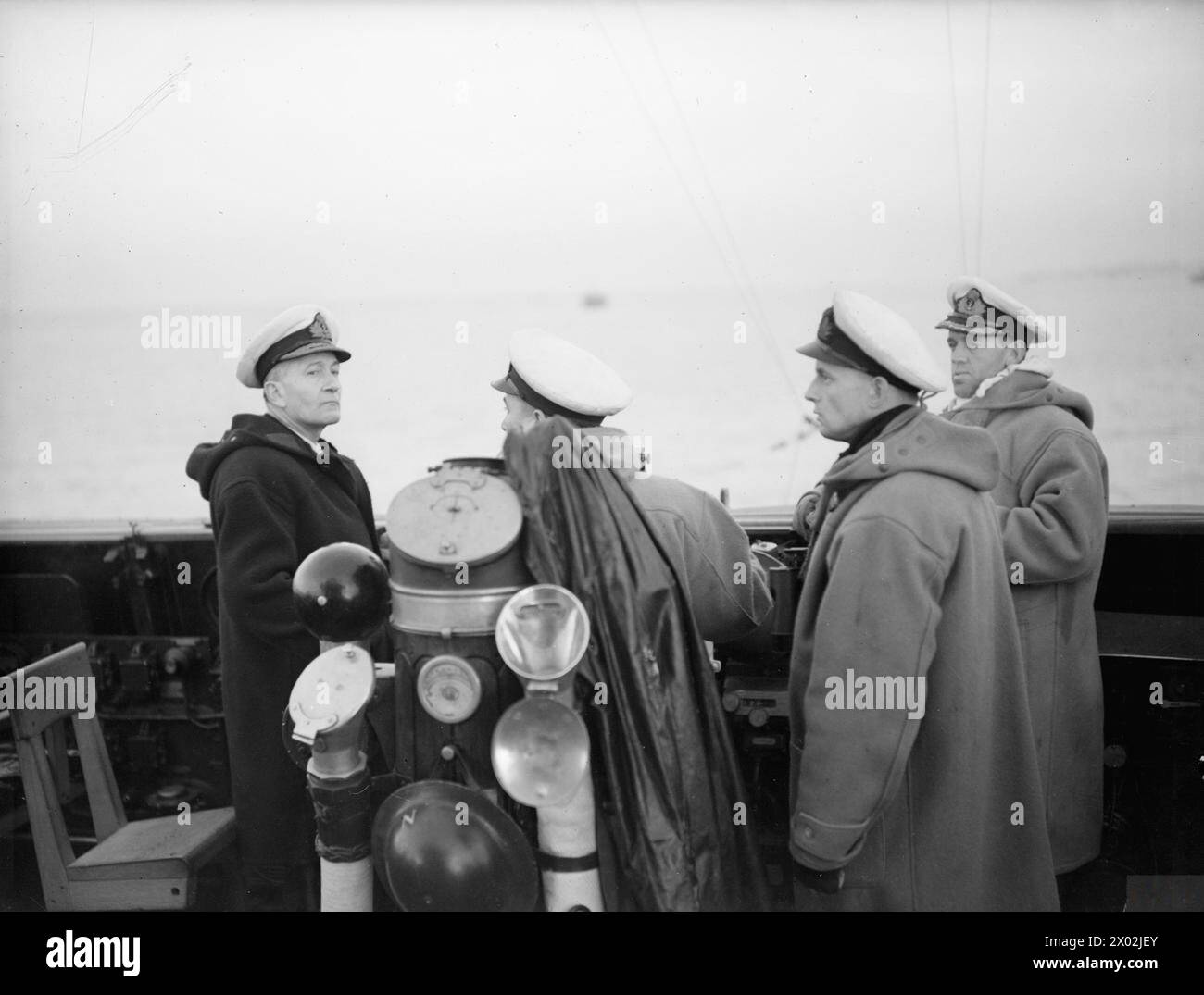 Admiral Sir John Cunningham, Oberbefehlshaber des Mittelmeers, inspiziert vom 27. Bis 28. Januar 1944 die Landungsstrände und Liegeplätze am Anzio-Strand von der Brücke des Kreuzers HMS Dido. Stockfoto
