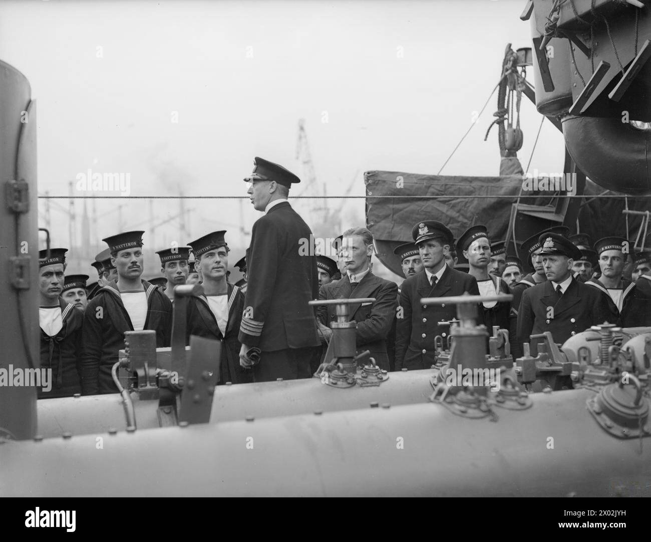 Der griechische Zerstörer HMS Adrias wurde am 20. Juli 1942 in Wallsend-on-Tyne in Dienst gestellt, wobei der Kapitän sich nach der Zeremonie an die Schiffskompanie wandte. Stockfoto Der griechische Zerstörer HMS Adrias wurde am 20. Juli 1942 in Wallsend-on-Tyne in Dienst gestellt, wobei der Kapitän sich nach der Zeremonie an die Schiffskompanie wandte. Stockfoto